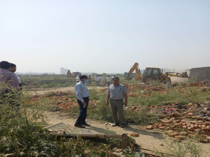 UP News 'Bulldozer' went on illegal construction in Greater Noida ann UP News: ग्रेटर नोएडा में अवैध निर्माण पर चला ‘बुलडोजर’, कुछ ही देर में खाली कराई गई 2.5 हेक्टेयर जमीन