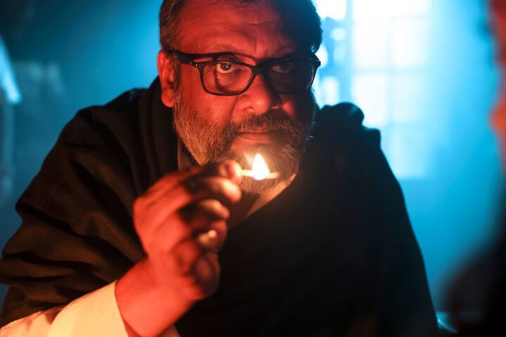 প্রৌঢ় নিজেকে এই প্র্যাঙ্কস্টার গ্রুপের একজন একনিষ্ঠ ভক্ত বলে দাবি করেন। তাদের সামনে একটি অদ্ভুদ প্রস্তাব রাখেন। প্রৌঢ়র পরিকল্পনা মাফিক একটি প্র্যাঙ্ক সেই রাতেই তাদের ঘটাতে হবে। তবেই তাদের মুক্তি মিলবে প্রৌঢ়র হাত থেকে। নইলে অঘটন অবশ্যম্ভাবী।