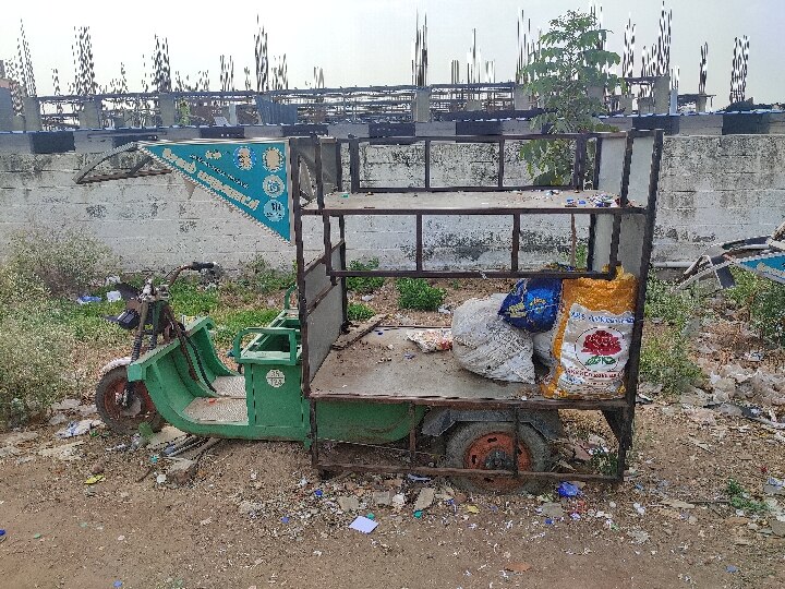 சேலம்: குப்பையில் வீசப்பட்ட ஸ்மார்ட் சிட்டி திட்ட பேட்டரி வாகனங்கள்..