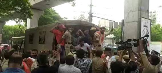 BJYM Protest at DGP Office: తెలంగాణ డీజీపీ ఆఫీస్ ముందు బీజేవైఎం ఆందోళన| ABP Desam