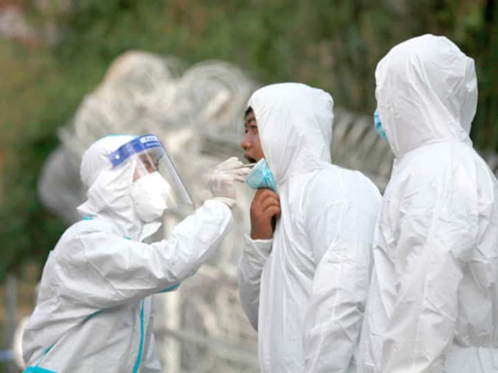 Covid-19 China reports 13146 domestic coronavirus cases Shanghai extends lockdown Corona in China: चीन में कोरोना के बढ़ते मामलों ने दुनिया को डराया, शंघाई में एक दिन में रिकॉर्ड 8226 केस