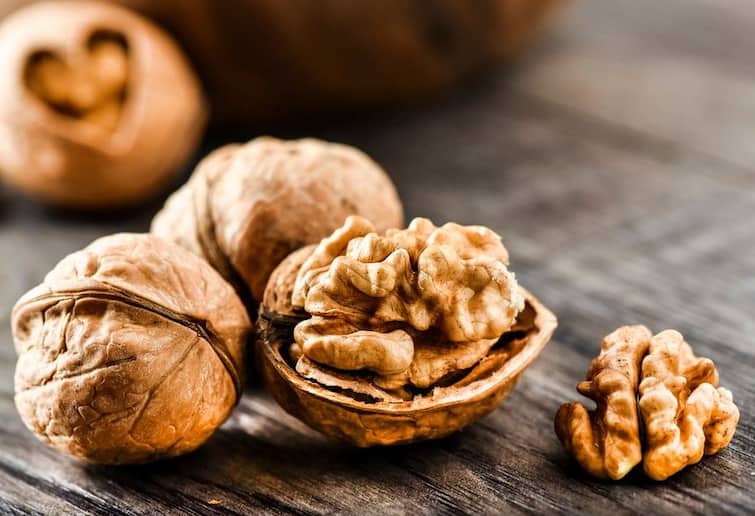 Walnut Eating Method: how much walnut should eat in day surprising benefits of walnuts Walnut Eating Method: मन को शांत, बुद्धि को तेज और शरीर को बलवान बनाता है अखरोट, जानें कब और कैसे खाएं