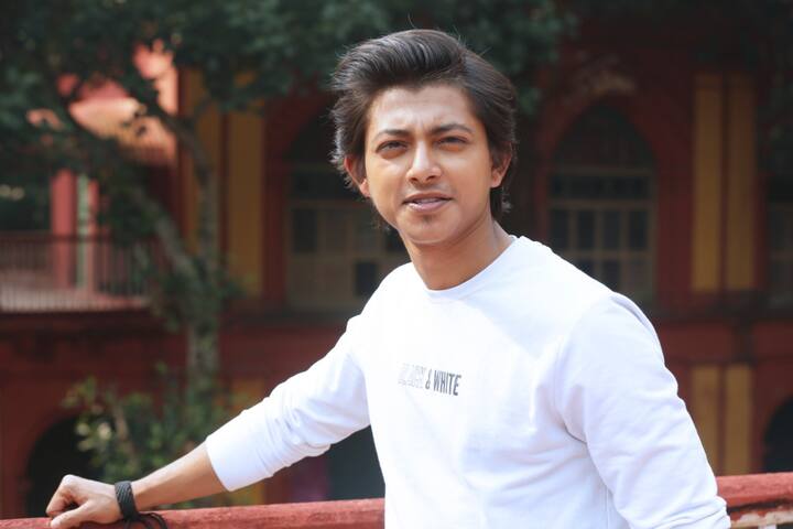 উদযাপন চলাকালীন মদ ফুরিয়ে যাওয়ায় দলের দুই পুরুষ সদস্য রুবেন এবং ভিকি রাজবাড়ির বাইরে বের হয়। রাজবাড়িতে থেকে যায় দলের দুই মেয়ে, শিরিন এবং আরু।