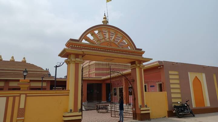 মাহেশের রথযাত্রা চলছে সেই ১৩৯৬ সাল থেকেই। ১৮৮৫ সাল থেকে ব্যবহার করা হচ্ছে এখনকার রথটি। ১৫৫ বছর আগে শ্যামবাজারের বসু পরিবারের সদস্য হুগলির দেওয়ান কৃষ্ণচন্দ্র বসু কুড়ি হাজার টাকা ব্যয়ে ৫০ ফুট উঁচু ১২৫ টনের রথটি তৈরি করান।