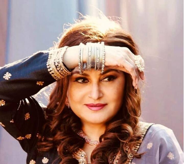 तेव्हापासून जया प्रदा आणि श्रीकांत यांनी वेगळं राहण्यास सुरूवात केली. त्यामुळे जया प्रदा या लग्न झालेलं असून देखील एकट्या राहात आहेत. (Jaya Prada/instagram)