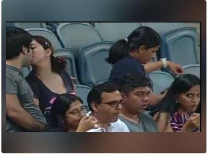 IPL 2022: Cameraperson spots couple kissing at ipl match DC vs GT, Twitter reacts to viral picture Kissing in IPL : ஐ.பி.எல் களத்திற்கு வெளியே ஒரு முத்தக்காட்சி.. ட்விட்டரில் குவியும் ரியாக்‌ஷன்ஸ்
