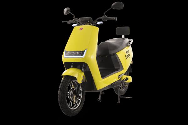 Hero Eddy एक इलेक्ट्रिक स्कूटर ही जिसकी एक्स शोरूम कीमत 72,000 रुपये है. यह 2 कलर में उपलब्ध है. इसमें रिवर्स मोड, यूएसबी पोर्ट और फाइंड माइ बाइक जैसे फीचर दिए गए हैं.