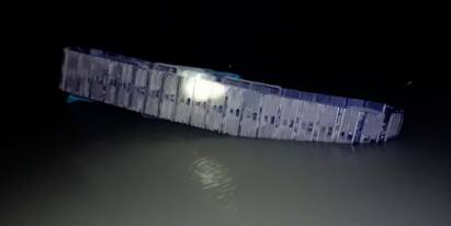 Purba Bardhaman: While picking up sand, JCB overturned and sank, killing 2 in an accident at Ketugram Purba Bardhaman Purba Bardhaman: বালি তুলতে গিয়ে উল্টে তলিয়ে গেল জেসিবি, কেতুগ্রামে দুর্ঘটনায় মৃত ২