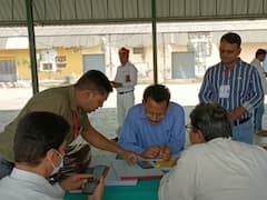 UP News: पीलीभीत में एडीएम ने किया क्रय केंद्रों का निरीक्षण, किसानों से गेंहू खरीद को लेकर दिया ये निर्देश