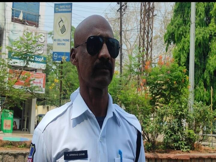 Karimnagar Traffic police Srinivas famous like pushpa bhanwar singh Shekavarth Karimnagar News : కరీంనగర్ ట్రాఫిక్ విధుల్లో పుష్ప పోలీస్, సెల్ఫీల కోసం ఎగబడుతున్న స్థానికులు