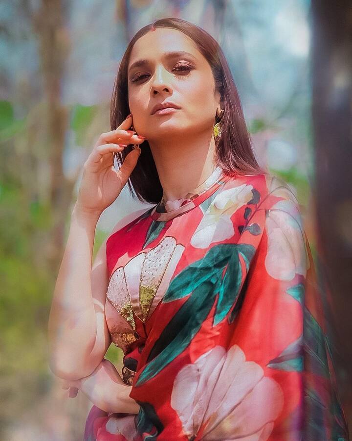 अंकिता लोखंडे आणि विकी जैन यांचा 14 डिसेंबर 2021 रोजी लग्न सोहळा पार पडला. दोघांच्या लग्नाचे फोटो सध्या सोशल मीडियावर व्हायरल होत आहेत.  सध्या स्मार्ट जोडी या कार्यक्रमामधून ते प्रेक्षकांच्या भेटीस येत आहेत.  रिपोर्टनुसार या कार्यक्रमाच्या एका एपिसोडचे विकी आणि अंकिता 7 लाख रूपये मानधन घेतात.(photo:lokhandeankita/ig)