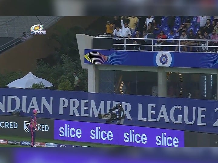 Tilak Varma Six hit cameraman Head in MI vs RR match in IPL 2022 Watch: तिलक वर्मा के छक्के से फूटा कैमरामैन का सिर, बोल्ट को बुलानी पड़ी मेडिकल टीम