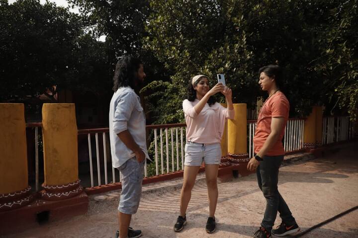 কিন্তু বিধি বাম। প্রৌঢ়র নির্দেশে প্র্যাঙ্ক করতে গিয়ে ঘটে যায় এক নিষ্পাপ মানুষের মৃত্যু। এবার প্রৌঢ় তাদের এক ভয়ানক প্র্যাঙ্কের দিকে এগিয়ে দেয়। যা সরাসরি তাদের জন্য প্রাণঘাতী হয়ে ওঠে। তারা কি মুক্তি পাবে এই রহস্যময় উন্মাদ প্রৌঢ়র হাত থেকে? না কি তাদের জন্য অদ্যই শেষ রজনী?
