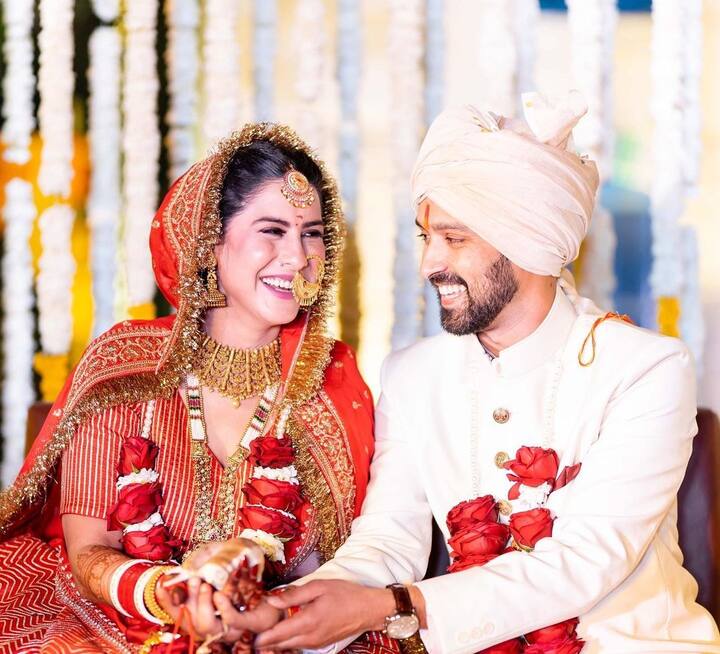 तो वहीं वाइफ शीतल की पोस्ट पर रिएक्ट करते हुए विक्रांत ने लिखा - थैंक यू माय एवरीथिंग, इस दुनिया को मेरे लिए और बेहतर जगह बनाने के लिए मैं तुम्हारा शुक्रगुजार हूं...