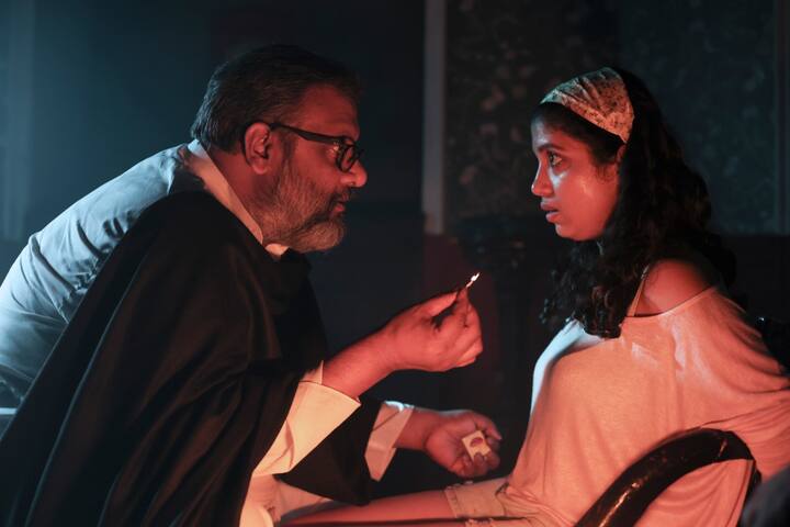 বৃদ্ধকে দেখতে নিতান্তই ছাপোষা নিরীহ মধ্যবিত্ত বাঙালির মত, কিন্তু তার হাতে উদ্যত নাইন এমএম পিস্তল। লোকটির আচরণে যেন মধু ঝরে পড়ে, কিন্তু তার এই বাড়িতে আগমনের কারণ শুনে চারজনেরই বিস্ময়ে বাকরুদ্ধ হয়ে যায়।