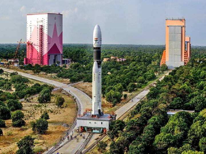 sslv d1 eos 02 mission launched from isro satish dhawan space centre sriharikota Explained: અંતરિક્ષમાં ભારતની મોટી ઉડાન, દેશનું સૌથી નાનુ રૉકેટ SSLV-D1 થયુ લૉન્ચ, જાણો વિગતે