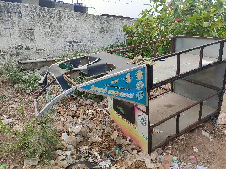 Salem: Battery vehicles donated under the Smart City project thrown in the trash. சேலம்: குப்பையில் வீசப்பட்ட ஸ்மார்ட் சிட்டி திட்ட பேட்டரி வாகனங்கள்..