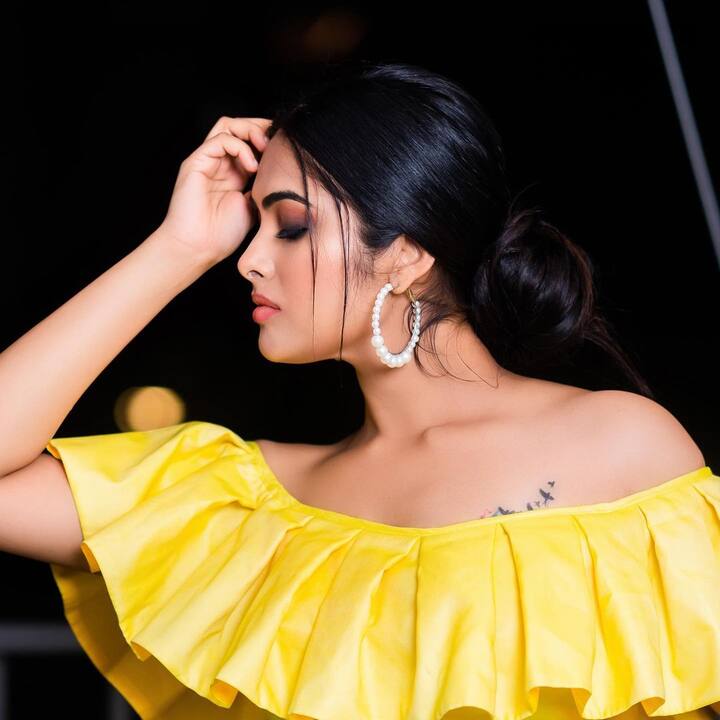 ఎల్లో ఎల్లో డర్టీ ఫెల్లో క్యాప్షన్ తో కొత్త ఫోటోలను పోస్టు చేసింది. -Image credit: Divi Vadthya/Instagram