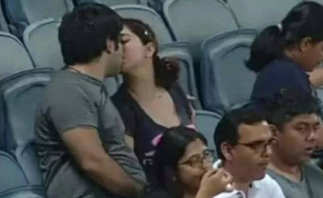 Picture of couple kissing in IPL match goes viral, flood of memes on internet IPL ਮੈਚ 'ਚ Kiss ਕਰਦੇ ਕਪਲ ਦੀ ਤਸਵੀਰ ਵਾਇਰਲ, ਇੰਨਟਰਨੈੱਟ 'ਤੇ Memes ਦਾ ਹੜ੍ਹ