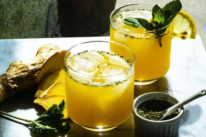 तेल - जर तुमची स्कॅल्प त्वचा संवेदनशील असेल आणि आल्याचा रस थेट लावल्याने तुम्हाला समस्या येत असतील तर तुम्ही ते तेल म्हणूनही वापरू शकता. यासाठी तुम्हाला फक्त एवढंच करायचं आहे की तुम्ही खोबरेल तेल सारखे कोणतेही कॅरिअर ऑइल हलके गरम करा आणि आता अदरक तेलाचे काही थेंब टाका आणि मिक्स करा. आता याने तुमच्या टाळूची मालिश करा. याशिवाय तुम्ही आले किसून कोणत्याही केसांच्या तेलात मिक्स करून काही दिवस राहू द्या, त्यानंतर त्याचा नियमित वापर करा, लवकरच तुमची कोंडा दूर होईल.