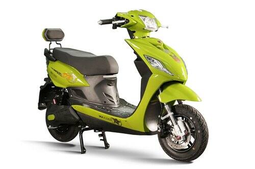 Yo Edge एक इलेक्ट्रिक स्कूटर है जिसकी दिल्ली में ऑनरोड कीमत 49,000 रुपये है. यह 1 वेरिएंट और 5 कलर में उपलब्ध है. यह फ्रंट और रियर दोनों डिस्क ब्रेक के साथ आता है.