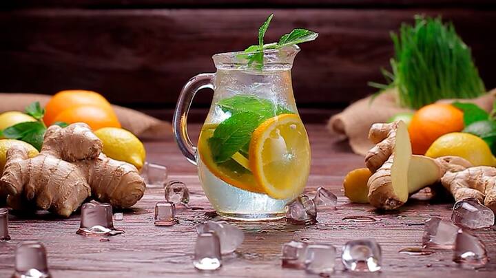 स्वच्छ धुवा - आल्याच्या साहाय्यानेही केस धुवता येतात. हे तुमच्या केसांना केवळ चमक आणणार नाही, तर कोंडा दूर करेल. यासाठी एक कप तांदळाच्या पाण्यात एक चमचा ऍपल साइड व्हिनेगर आणि आल्याचा रस मिसळा, आता केस धुतल्यानंतर या पाण्याने स्वच्छ धुवा.