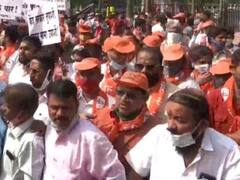 मुंबई: महंगाई के विरोध में सड़कों पर उतरे शिव सैनिक, मोदी सरकार के खिलाफ किया जबरदस्त प्रदर्शन