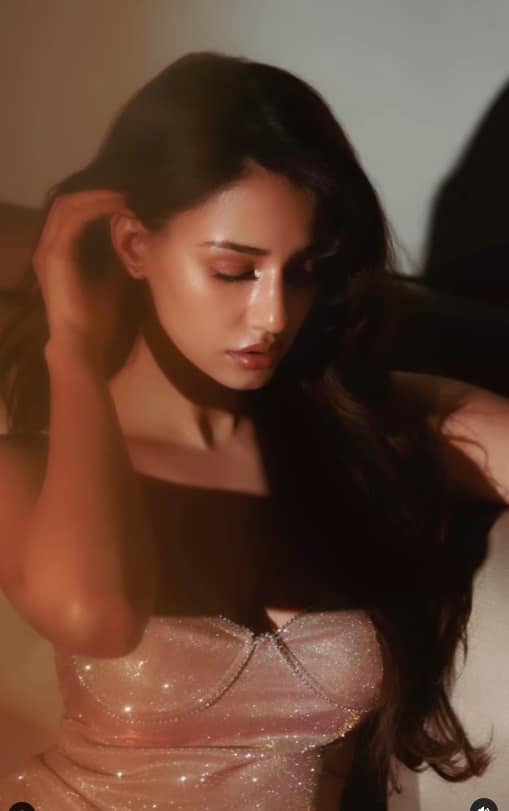 इस फोटोशूट में एक्ट्रेस स्किन कलर की टाइट फिटेड शॉर्ट ड्रेस पहनी हुई हैं जिसमें वो हमेशा की तरह काफी हॉट लग रही हैं.