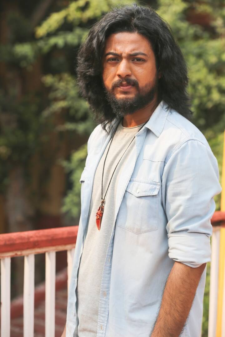এরপর ফিরে এসে ঘরে ঢুকে ভিতরের দৃশ্য দেখে ছেলে দু'টি বিস্ময়ে হতবাক হয়ে যায়। তারা দেখে তাদের বান্ধবীরা জবুথবু হয়ে ঘরের এক কোণে বসে আছে এবং তাদের থেকে একটু দূরে চেয়ারে আরাম করে বসে আছে এক অদ্ভুৎ দর্শন প্রৌঢ়।