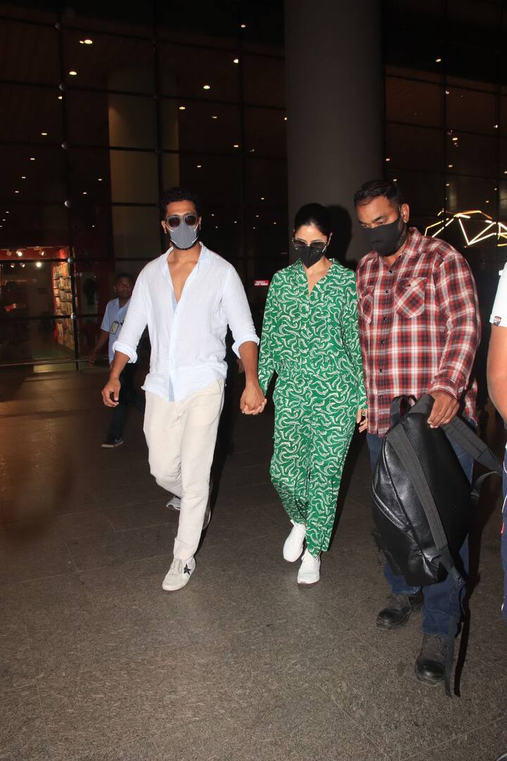 इस दौरान ये जोड़ा हाथों में हाथ डाले दिखा. वहीं इनके लुक ने हर किसी का ध्यान खींच लिया. दोनों पर वेकेशन की खुमारी साफ नजर आ रही थी.