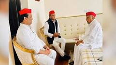 Mulayam Singh Yadav से मिले Akhilesh Yadav, Shivpal से नाराजगी के चलते अहम मुलाकात