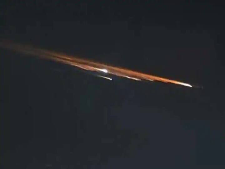 video of meteor shower passing in Maharastra and Madhya Pradesh goes viral in twitter Meteor Shower: மழைச்சாரல்போல், வானில் பாய்ந்த விண்கல்.. என்ன நடக்குது மஹாராஷ்ட்ராவில்? வைரல் வீடியோ..