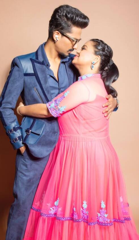 भारतीच्या घरी छोट्या पाहुण्याचे आगमन झाले आहे.