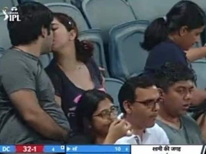 IPL मैच के दौरान किस कर रहा था कपल, कैमरा घूमा तो टीवी स्क्रीन पर आए नजर, अब फोटो पर बन रहे मीम्स