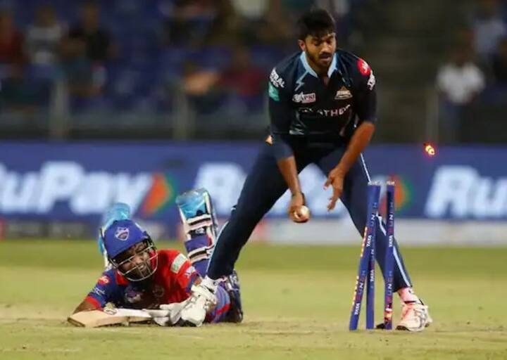 172 ਦੌੜਾਂ ਦੇ ਟੀਚੇ ਦਾ ਪਿੱਛਾ ਕਰਨ ਉਤਰੀ ਦਿੱਲੀ ਕੈਪੀਟਲਜ਼ ਲਲਿਤ ਯਾਦਵ ਦੇ ਰਨ ਆਊਟ ਹੋਣ ਤੱਕ 3 ਵਿਕਟਾਂ ਦੇ ਨੁਕਸਾਨ 'ਤੇ 95 ਦੌੜਾਂ ਬਣਾਉਣ ਦੀ ਸਥਿਤੀ 'ਚ ਸੀ। ਪਰ ਲਲਿਤ ਦੇ ਵਿਕਟ ਡਿੱਗਣ ਤੋਂ ਬਾਅਦ ਦਿੱਲੀ ਲਈ ਵਿਕਟਾਂ ਦੀ ਭੜਕਾਹਟ ਆ ਗਈ।