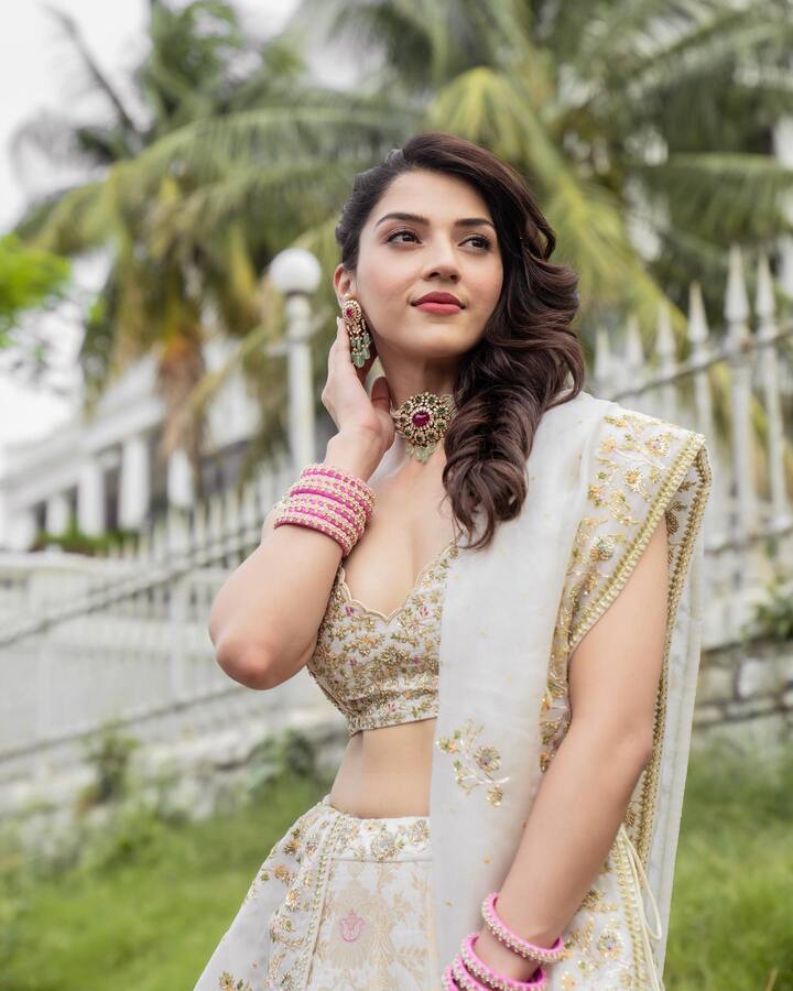 ఇప్పుడు వరుస సినిమాలను లైన్లో పెడుతూ బిజీగా మారింది. (Image Courtesy: Mehreen Instagram)
