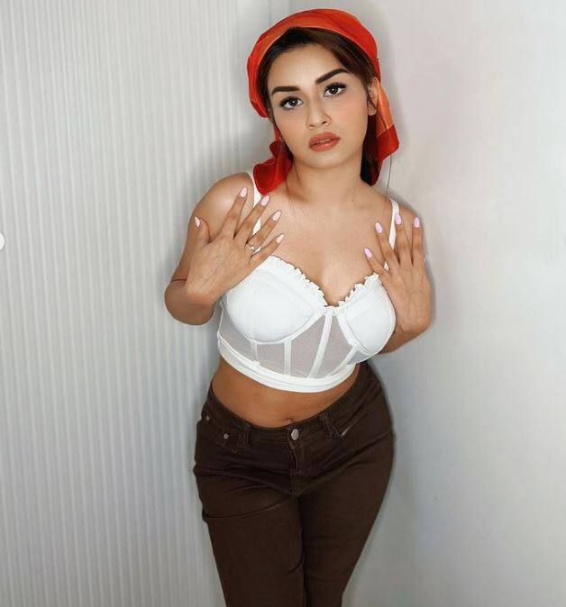 અવનીત બોલિવૂડમાં પોતાના કરિયરની શરૂઆત કરી રહી છે, પરંતુ અભિનેત્રીની લોકપ્રિયતા કોઈ જાણીતી અભિનેત્રીથી ઓછી નથી.