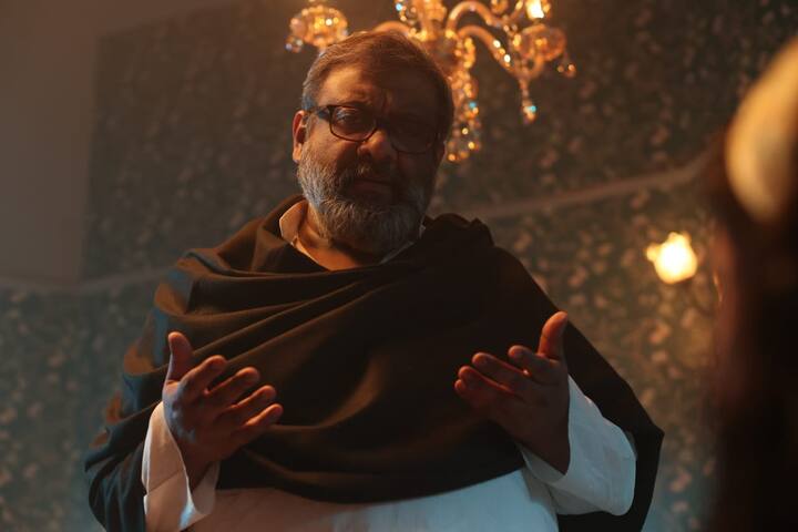 অন্য ধারার এই গল্পটি ঠিক কী? বিপজ্জনক এবং বেপরোয়া 'প্র্যাঙ্ক' ভিডিও তৈরি করে প্র্যাঙ্কস্টার গ্রুপ 'প্র্যাঙ্কেনস্টাইন'-এর আজ ভারত জোড়া নামডাক। এই ভাইরাল গ্রুপের মুকুটে সিলভার এবং গোল্ড প্লে বাটনের পরে সম্প্রতি জুড়ে যায় একটি নতুন পালক।