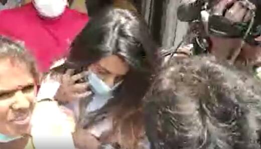 Niharika In Police Station | Nagababu | Banjara Hills Police Station నుంచి బయటకు వచ్చిన నిహారిక