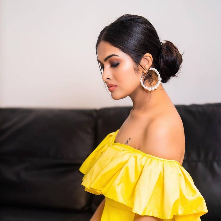 అందుకే ఎప్పటికప్పుడు అందమైన ఫోటోలను అప్లోడ్ చేస్తూ ఉంటుంది. -Image credit: Divi Vadthya/Instagram