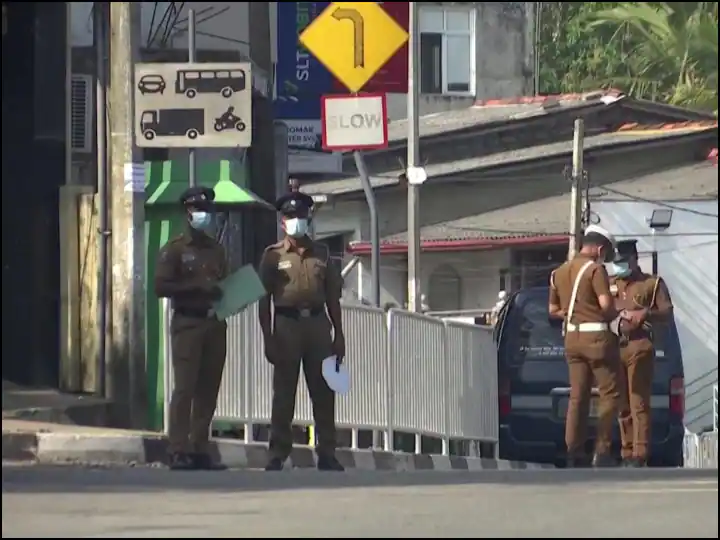 Sri lanka Emergency : ਐਮਰਜੈਂਸੀ ਦੇ ਐਲਾਨ ਤੋਂ ਬਾਅਦ ਸ਼੍ਰੀਲੰਕਾ 'ਚ ਪ੍ਰਦਰਸ਼ਨ, ਕਰਫਿਊ ਦੀ ਉਲੰਘਣਾ ਕਰਨ 'ਤੇ 600 ਤੋਂ ਵੱਧ ਗ੍ਰਿਫਤਾਰ Sri lanka Emergency : ਐਮਰਜੈਂਸੀ ਦੇ ਐਲਾਨ ਤੋਂ ਬਾਅਦ ਸ਼੍ਰੀਲੰਕਾ 'ਚ ਪ੍ਰਦਰਸ਼ਨ, ਕਰਫਿਊ ਦੀ ਉਲੰਘਣਾ ਕਰਨ 'ਤੇ 600 ਤੋਂ ਵੱਧ ਗ੍ਰਿਫਤਾਰ