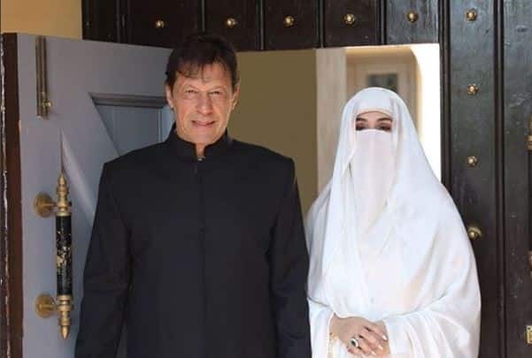 Pak Imran Khan wife Bushra Bibi close friend Farah Khan flies to Dubai इमरान खान के PM पद से हटने के बाद पत्नी बुशरा बीबी की सहेली ने छोड़ा पाकिस्तान, भ्रष्टाचार के हैं आरोप