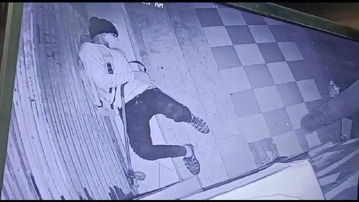 அரூர் : நகை கடை பூட்டை உடைத்து 2.50 கிலோ வெள்ளி நகைகள், கேமராக்கள் கொள்ளை..