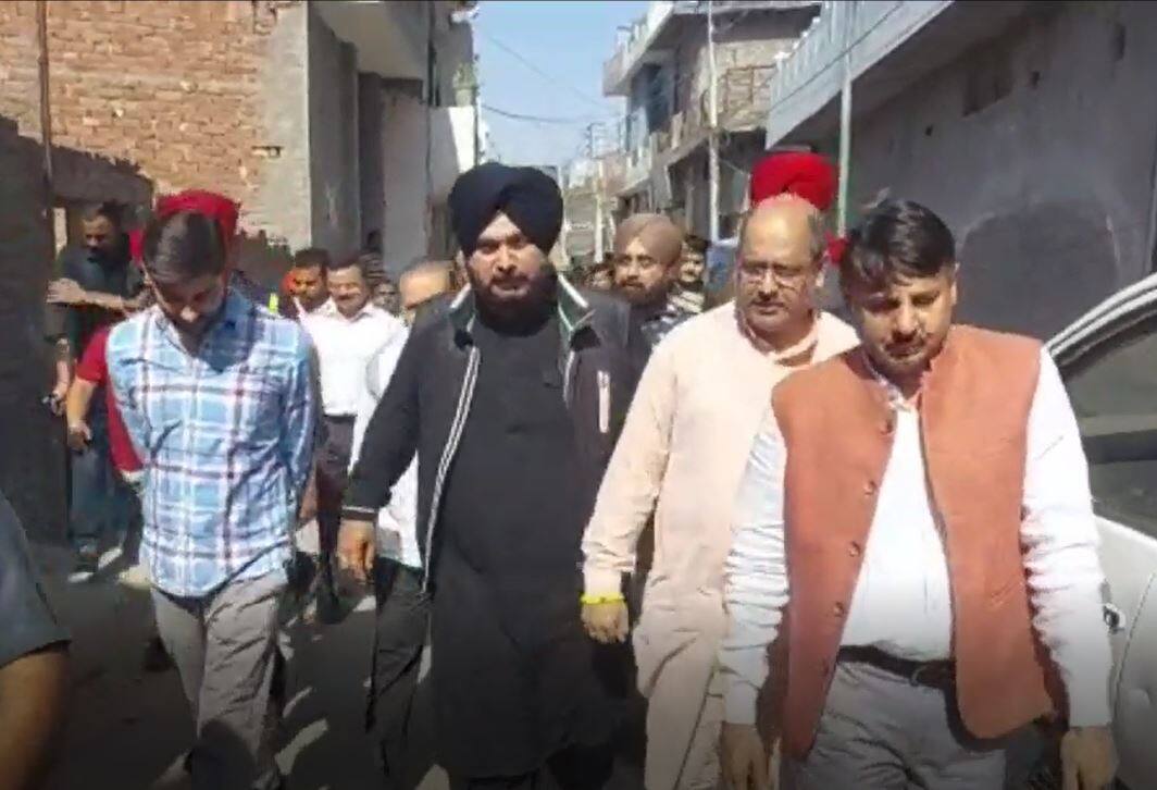 Navjot Singh Sidhu met congress worker family in Ludhiana , gives ultimatum to administration ਲੁਧਿਆਣਾ 'ਚ ਕਾਂਗਰਸੀ ਵਰਕਰ ਦੇ ਕਤਲ ਮਗਰੋਂ ਪੀੜਤ ਪਰਿਵਾਰ ਨੂੰ ਮਿਲਣ ਪਹੁੰਚੇ ਨਵਜੋਤ ਸਿੱਧੂ, ਪ੍ਰਸ਼ਾਸਨ ਨੂੰ ਦਿੱਤਾ ਅਲਟੀਮੇਟਮ