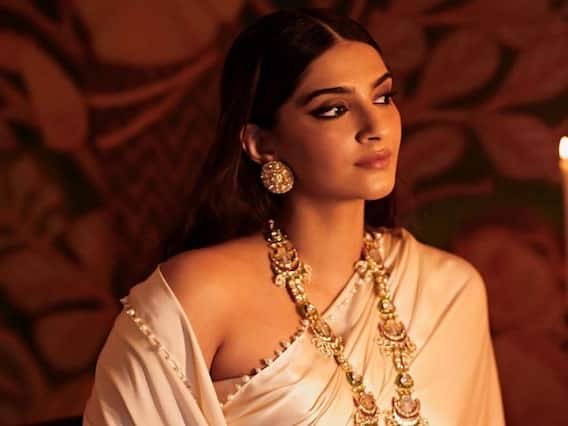 Sonam Kapoor: బేబీ బంప్తో బాలీవుడ్ స్టార్ హీరోయిన్ Sonam Kapoor: బేబీ బంప్తో బాలీవుడ్ స్టార్ హీరోయిన్
