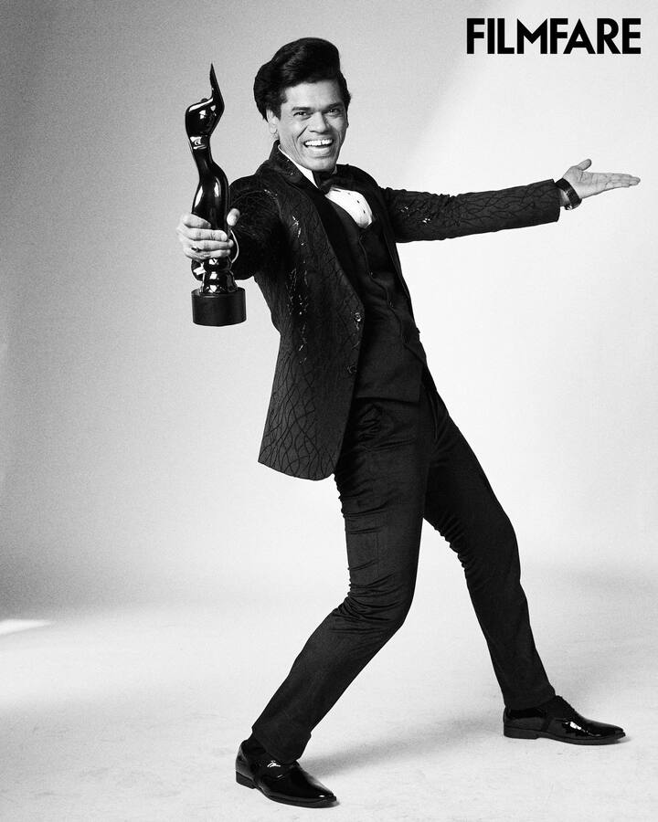 धुराळा या चित्रपटाच्या अभिनयासाठी बेस्ट अॅक्टर इन सपोर्टिंग रोल या कॅगेटिरीसाठी सिद्धर्थला फिल्म फेअर देऊन गौरवण्यात आलं.