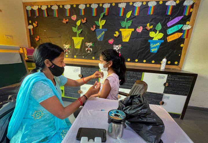 Vaccination through Har Ghar Dastak campaign in nagpur Booster Dose : 'हर घर दस्तक' द्वारे लसीकरण, 15695 नागरिकांनी घेतला बुस्टर डोस