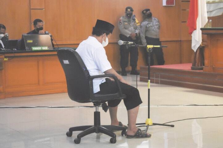 Indonesian court sentences teacher to death for raping 13 students இந்தோனேசியாவில் 13 சிறுமிகளுக்கு பாலியல் வன்கொடுமை - ஆசிரியருக்குத் தூக்கு!
