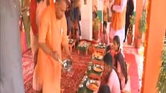 CM Yogi ने छोटे बच्चों को खुद अपने हाथों से परोसा खाना, फिर साथ में उठाया भोजन का आनंद