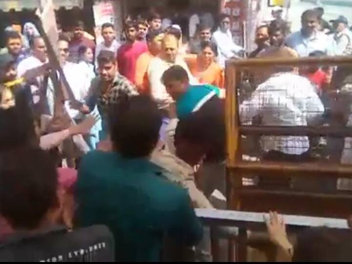 Ujjain: महाकाल मंदिर में प्रवेश को लेकर सुरक्षाकर्मी और श्रद्धालुओं के बीच जमकर हुई हाथापाई, वीडियो वायरल Ujjain There was a fierce fight between security personnel and devotees for entering Mahakal temple video viral ANN Ujjain: महाकाल मंदिर में प्रवेश को लेकर सुरक्षाकर्मी और श्रद्धालुओं के बीच जमकर हुई हाथापाई, वीडियो वायरल